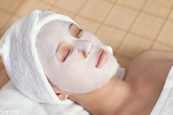 敷面膜一定要躺着吗?,敷面膜必须躺下吗