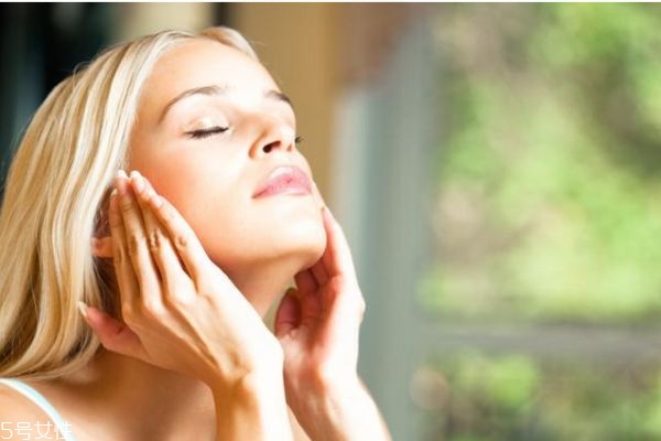 油皮夏天用乳液很油可以不用吗,擦脸不用乳液可以吗