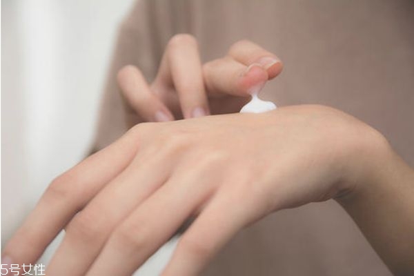 烟酰胺用在水乳之前还是之后,用完烟酰胺可不可以用水乳