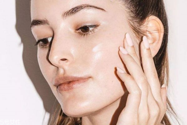 脸上擦护肤品刺痛是什么原因,抹护肤品脸为什么刺痛