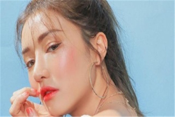 夏天护肤和冬天护肤有什么不同,夏天和冬天用的护肤品是不是不一样 夏天护肤和冬天护肤有什么不同,夏天和冬天用的护肤品是不是不一样