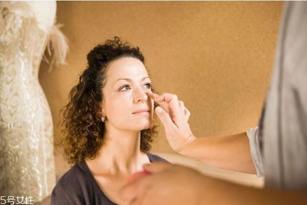 什么眼霜好用又实惠,用眼霜有效果吗