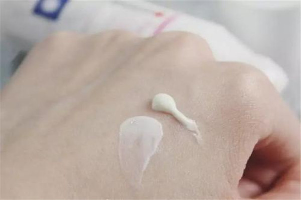 用防晒霜会长痘痘吗,为什么一涂防晒霜就长痘