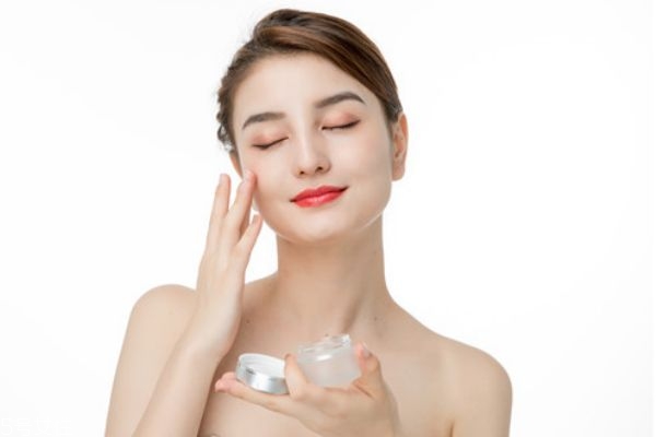 晚上擦面霜会堵塞毛孔吗,晚上涂护肤品会堵塞毛孔吗