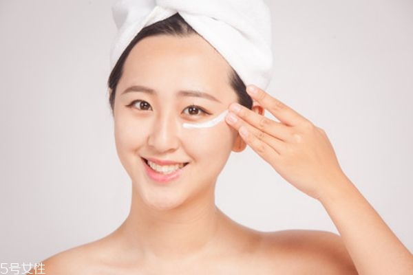 晚上需要用眼霜吗?,眼霜必须每天晚上涂吗