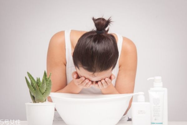 为什么洗面奶洗完脸疼还会脱皮,为什么洗面奶洗完脸痛