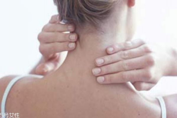 颈纹和年龄有关吗,颈纹什么年龄段出现