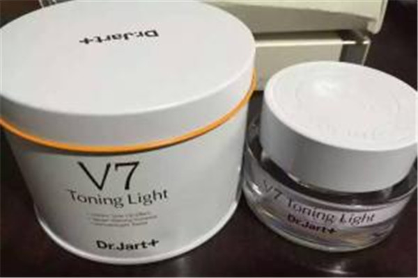 用素颜霜还要用面霜吗,用完面霜可以直接用素颜霜吗