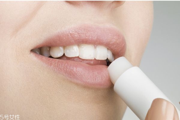 润唇膏可以增长睫毛吗,唇膏真的可以增长睫毛吗?