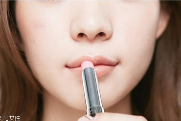 润唇膏可以涂在眼睫毛上吗,润唇膏涂睫毛有用吗