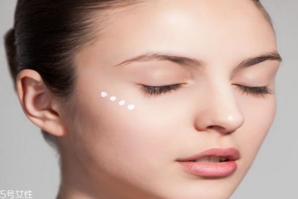 先用眼精华还是眼霜,护肤先用水还是眼霜