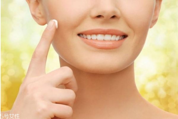 先用水还是眼霜,先涂眼霜还是先涂水乳?