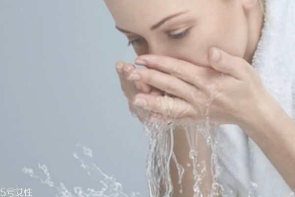 脸部护肤品使用步骤图片,脸部护肤品使用步骤隔离霜