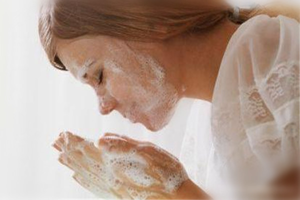 化妆后午睡用不用卸妆,化了妆睡午觉要卸妆吗