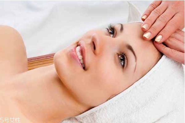 脸上有痘能用洗面奶吗,去脸部角质的产品哪款好用 脸上有痘能用洗面奶吗,去脸部角质的产品哪款好用