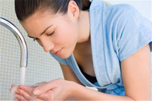 晚上睡前不洗脸好吗,睡前不洗脸好吗 晚上睡前不洗脸好吗,睡前不洗脸好吗