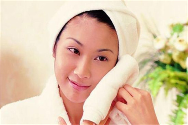 屈臣氏蒸馏水敷脸功效能祛痘吗,长痘痘用蒸馏水敷脸好吗 屈臣氏蒸馏水敷脸功效能祛痘吗,长痘痘用蒸馏水敷脸好吗