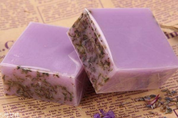 用手工皂洗脸好不好,用手工皂洗脸的好处及危害