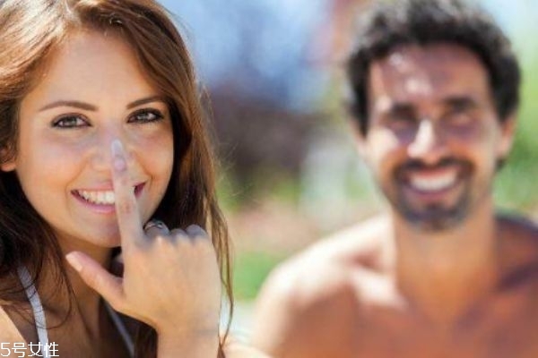 阴天要涂防晒霜吗?,冬天阴天用擦防晒霜吗 阴天要涂防晒霜吗?,冬天阴天用擦防晒霜吗