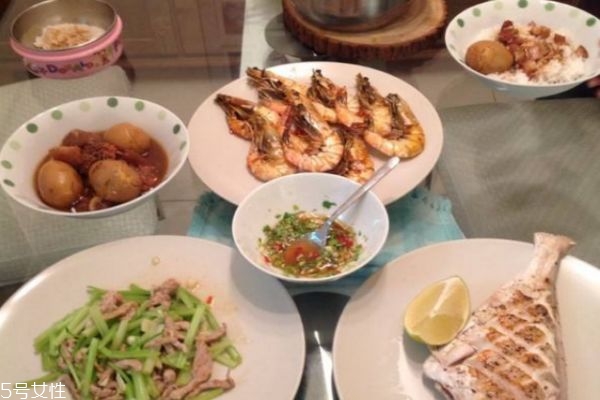 用了精华液还要用霜吗?,用了精华液还要用精华霜吗