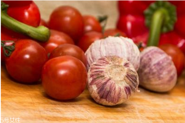 年轻人白头发多吃什么好,年轻人有白发吃什么好