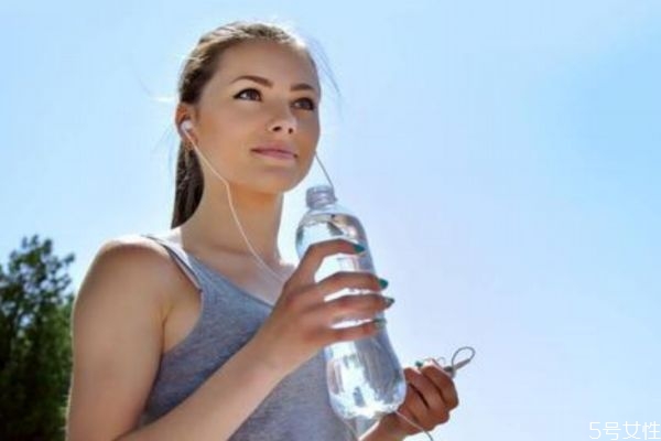 减肥喝水应该喝多少,减肥期间怎样喝水,喝多少合适