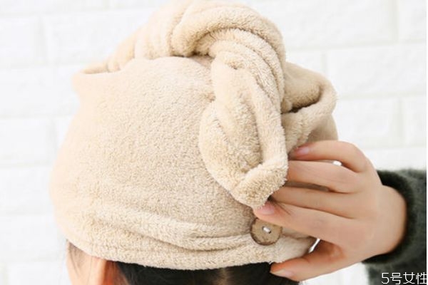 洗完头后用毛巾包头的方法,洗头后如何用毛巾包头 洗完头后用毛巾包头的方法,洗头后如何用毛巾包头