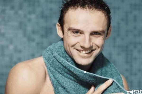 洗冷水澡的好处和坏处,洗冷水澡的好处和坏处好还是热水澡