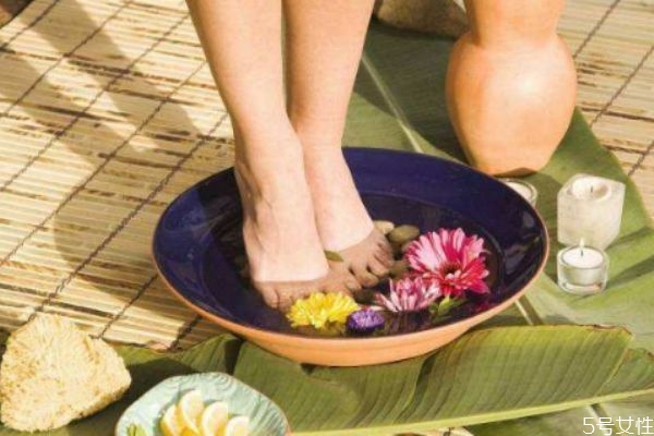 泡脚多少度合适,泡多长时间,如何泡脚才是正确方法