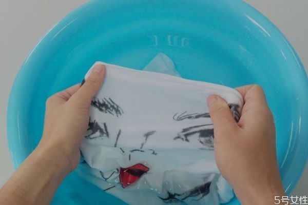 衣服各种污渍清洗方法,洗衣服污渍的小妙招