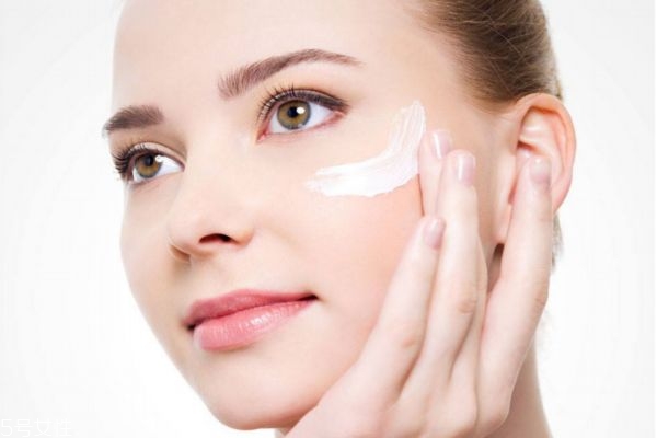 烟酰胺精华液可以直接涂脸吗,精华液可以直接涂脸上吗