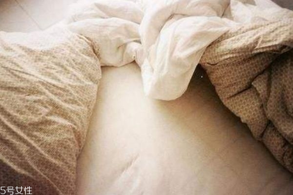 女性睡觉要穿内裤么,睡觉是裸睡好还是穿着内裤睡好