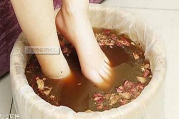 女人泡脚的好处是什么,艾草泡脚的好处是什么