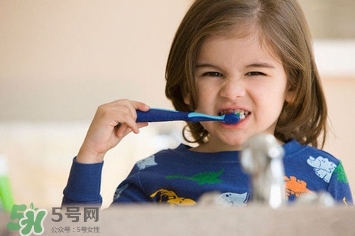 刷牙的正确,刷牙注意哪些问题 刷牙的正确,刷牙注意哪些问题