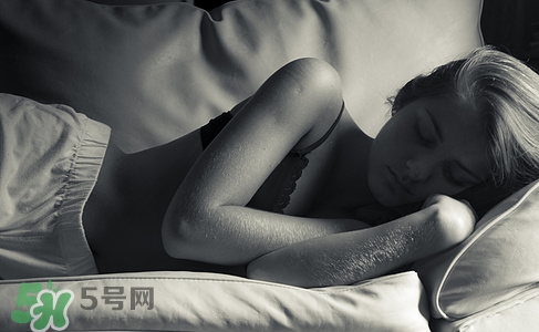 晚上开灯睡觉的影响,晚上开灯睡觉有什么影响 晚上开灯睡觉的影响,晚上开灯睡觉有什么影响