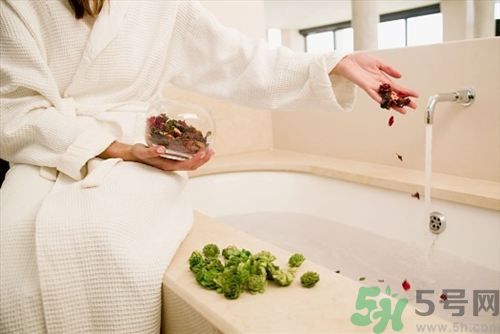 早上适合洗澡吗,早上适不适合洗澡