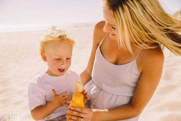 宝宝多大可以用防晒霜,儿童涂防晒霜的步骤
