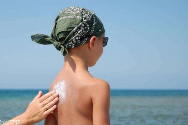 宝宝晒伤了怎么办,有什么方法补救,宝宝晒伤了怎么办通红的 宝宝晒伤了怎么办,有什么方法补救,宝宝晒伤了怎么办通红的