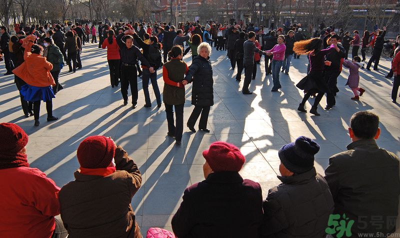 跳广场舞的好处有哪些,跳广场舞的好处和坏处 跳广场舞的好处有哪些,跳广场舞的好处和坏处