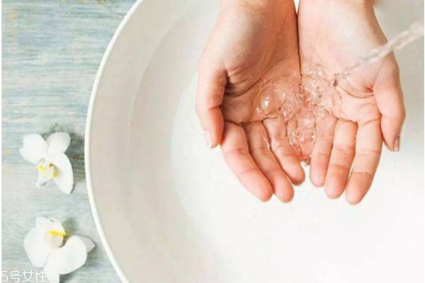 先用白醋洗脸还是洗面奶,白醋和洗面奶使用顺序