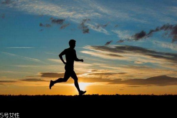 睡觉时手脚发热睡不着,手脚发热睡不着觉