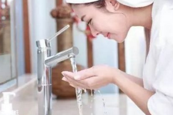 用什么东西洗脸可以让脸变白,什么东西洗脸可以美白脸部