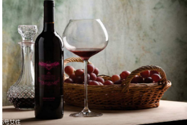 红酒一天喝多少合适,一天喝多少红酒好,什么时候喝好