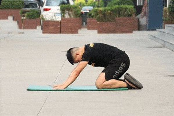 如何拉伸背部,背部的拉伸方法图解