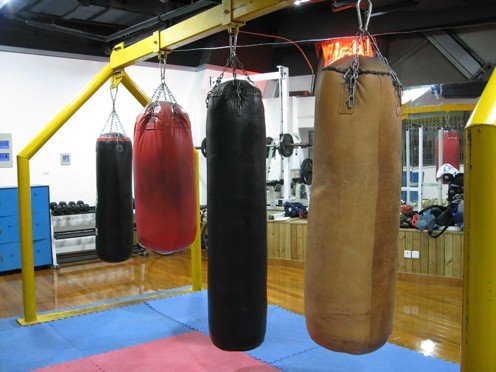 打沙袋为什么要戴手套,打沙袋带手套好还是不带好