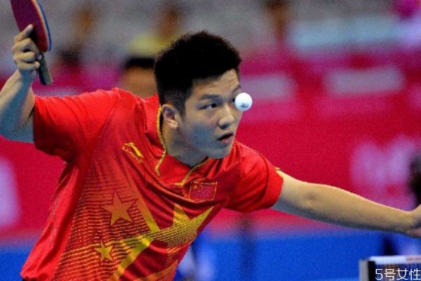 乒乓球拍一面红色一面黑色有区别吗,乒乓球拍为何一面红一面黑