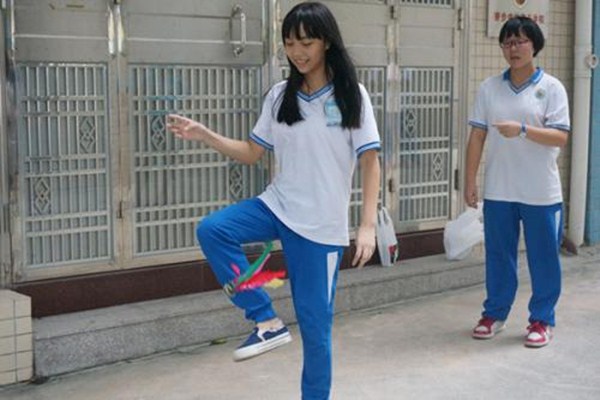 怎样踢毽子不伤膝盖,踢毽球伤膝盖吗 怎样踢毽子不伤膝盖,踢毽球伤膝盖吗