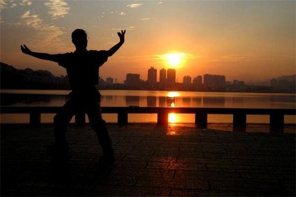 二十多岁女孩用什么牌子护肤品好,20岁女生用什么护肤品好