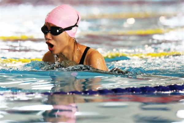 蛙泳一小时消耗的热量 80公斤,蛙泳一小时消耗的热量计算