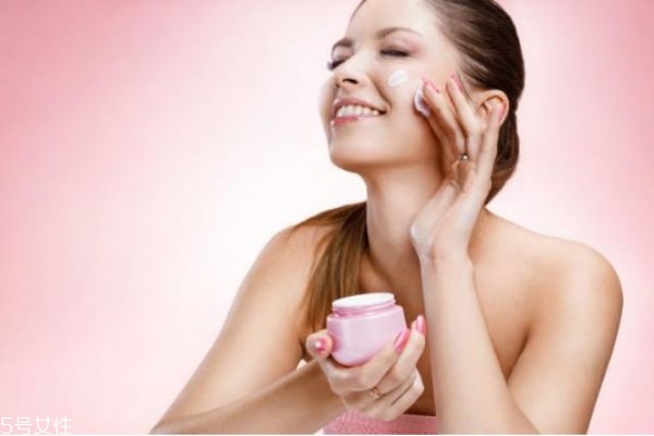 正确使用护肤品的步骤和方法,一套护肤品的使用顺序 正确使用护肤品的步骤和方法,一套护肤品的使用顺序